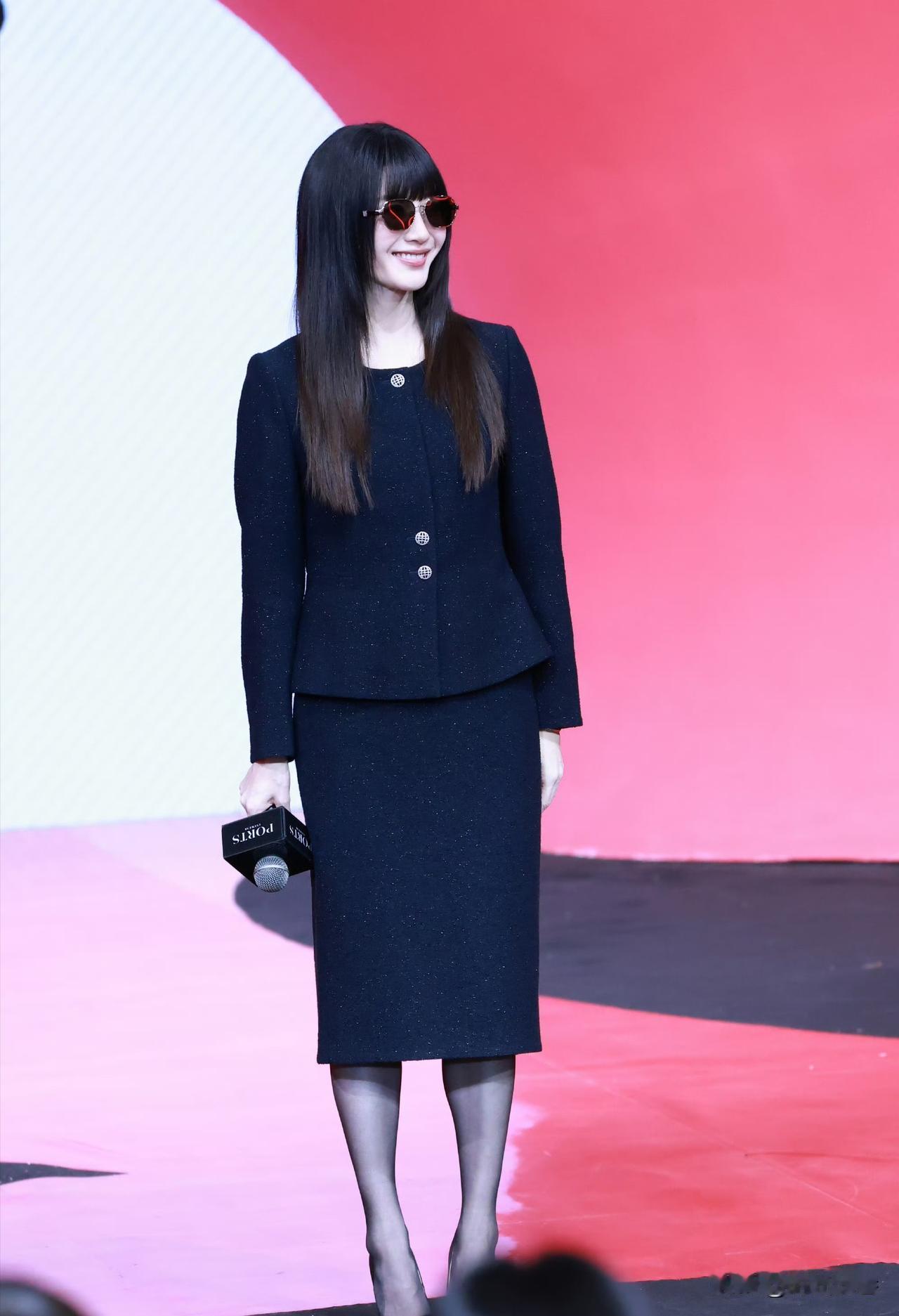 照片中的她，1986年9月1日出生于上海，先后毕业于上海戏剧学院、东英吉利大学，