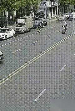 十字路口，一个骑手拧着油门往前冲。
左边，一辆黑车忽然探头，要拐弯。骑手猛地一扭