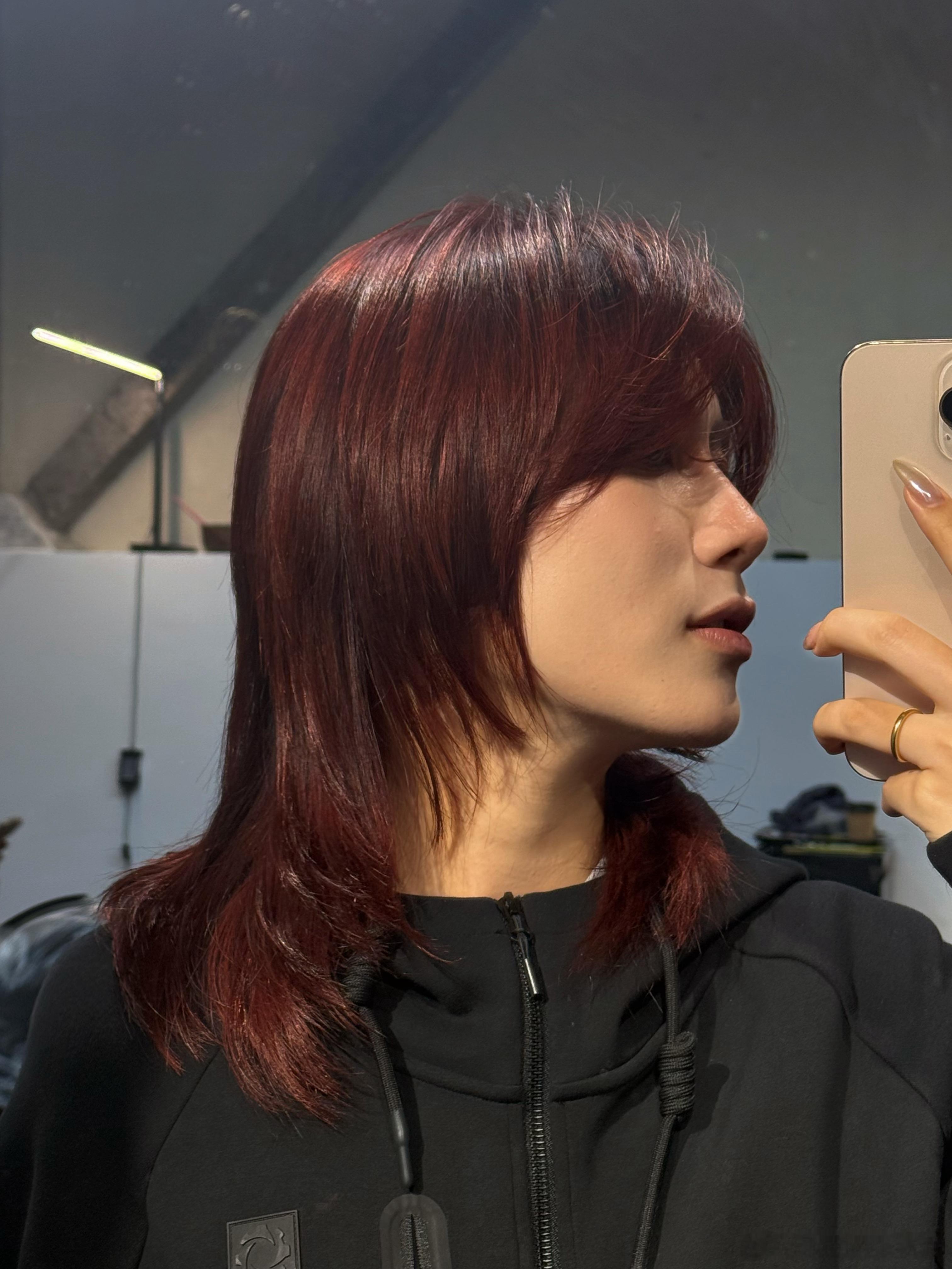 重新染发了冬天了，头发颜色深一点适合搭配气质大衣 