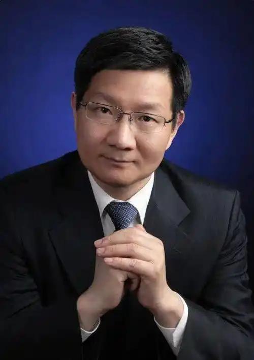 一位社会学家非常现实的话：
“只要你去伺候，一个屎尿屁都不能自理的老人，不用多，