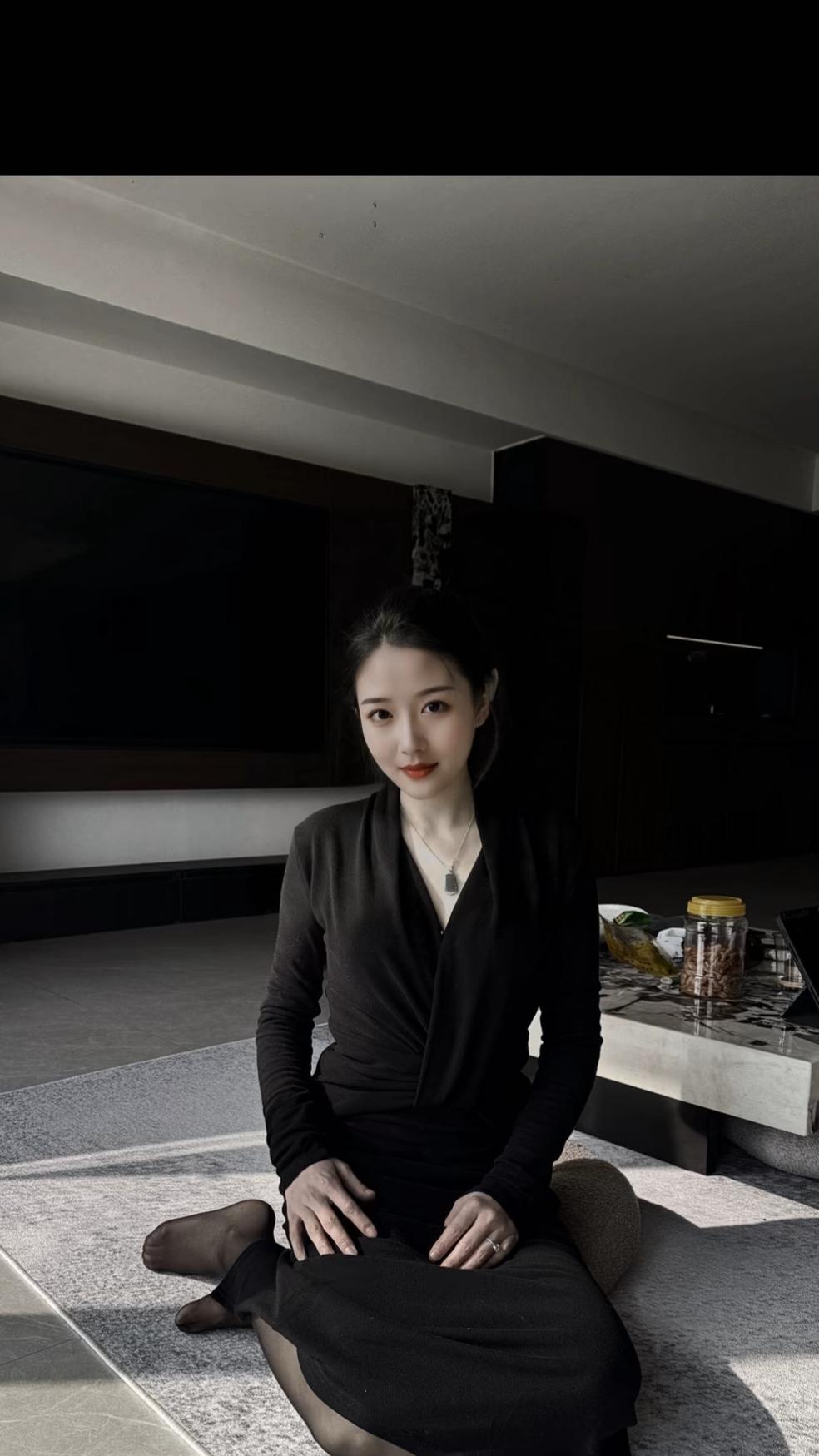 一个冷若冰霜的女人背后究竟藏着什么？

不是没有受过伤，只是她选择了把眼泪冻成盔