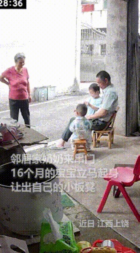 人民日报点赞！江西上饶一岁半萌娃主动让座，暖心举动感动网友
5月30日，江西上饶