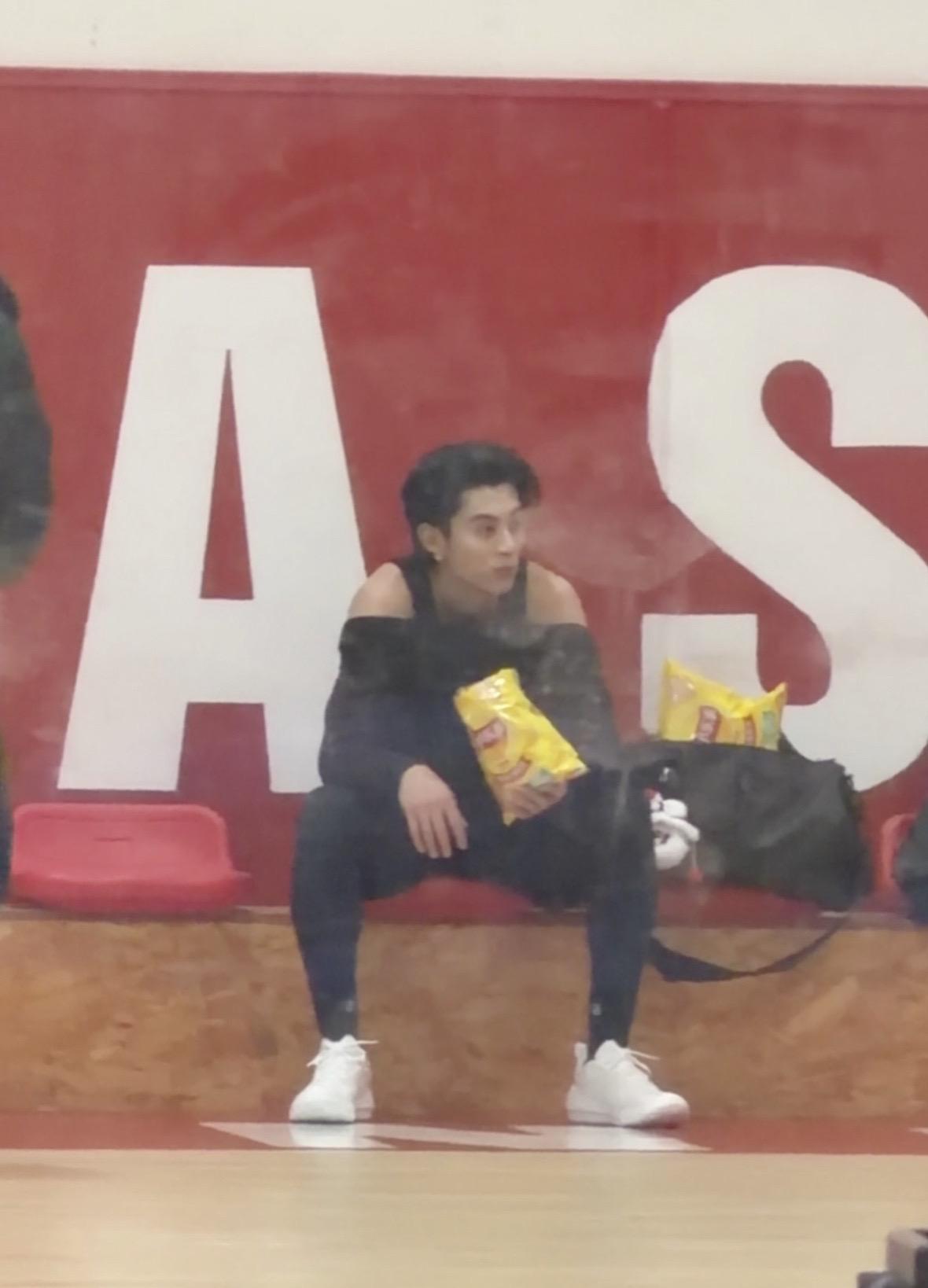 王鹤棣谁教你这么穿衣服的啊！！这么性感cr滨江辣土豆