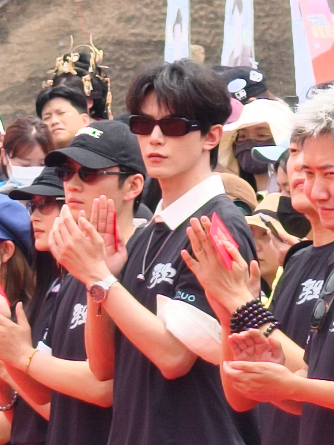邓凯新剧开机状态邓凯今日浮生开机，饰演四方水神·子淼，蓝白水纹专属应援花墙氛围感