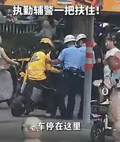 浙江义乌，外卖骑手经过交警身边，交警一把拦住他说：“把车停在这边！”骑手一惊，以