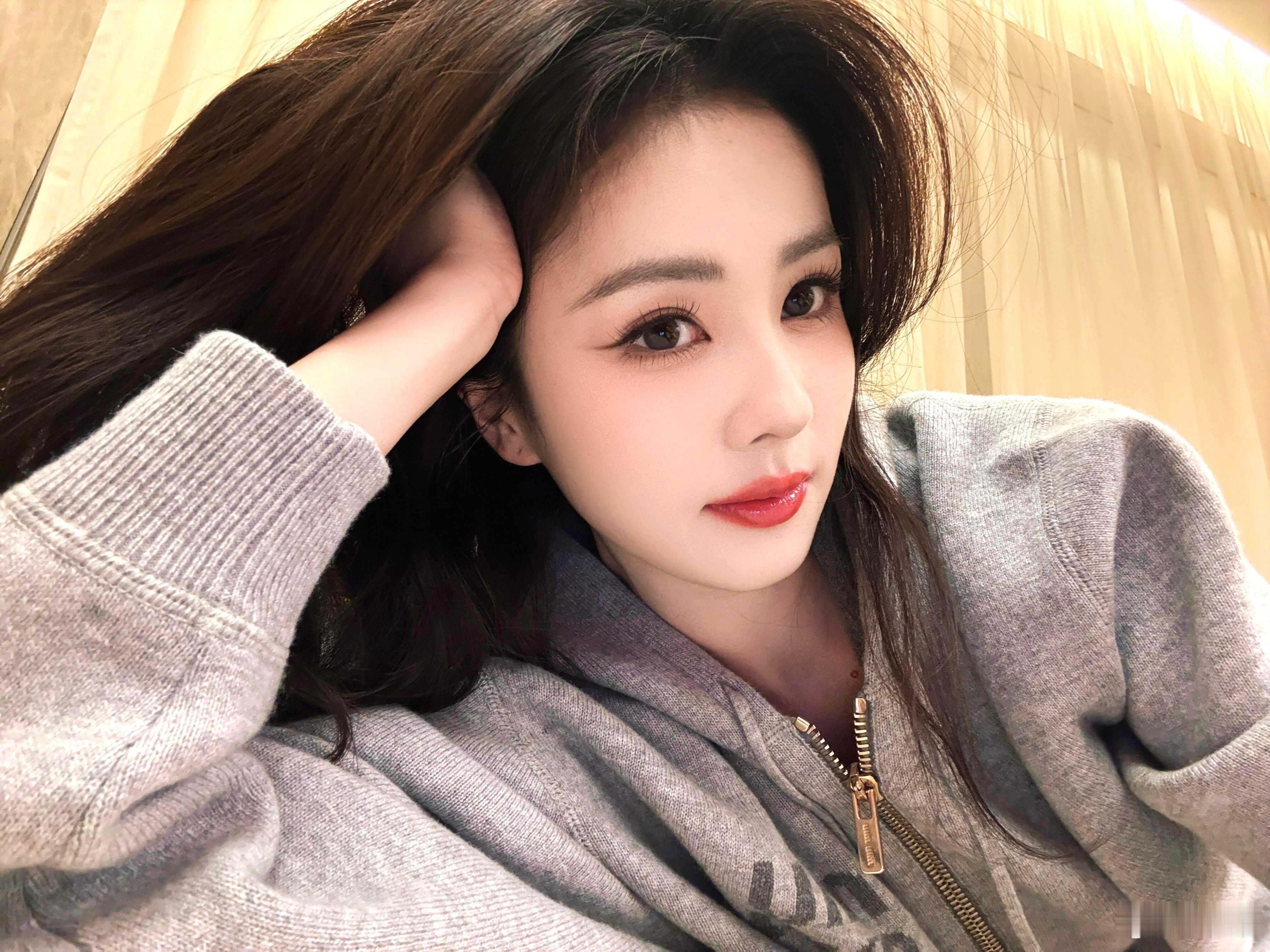 白鹿520给粉丝准备了花你好星期六花朵明艳氛围感拉满 温柔心思藏都藏不住 