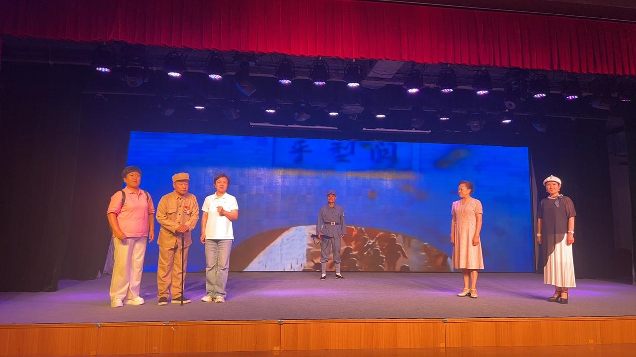6月3日在东城区一个剧院的地下室，观看了一个业余退休人员演出的话剧。