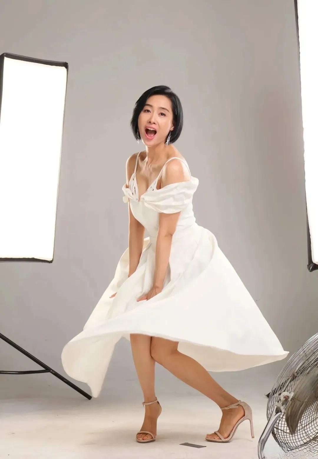 朱茵模仿玛丽莲梦露，不能露底啊，露底瞬间就不美好了[捂脸]
性感没怎么看出来，丰