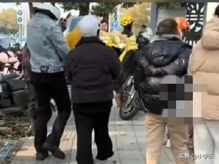 近日，张雪峰离世后，有人专程赶来送别，他所在公司的楼下摆满了鲜花。也很多不少网友