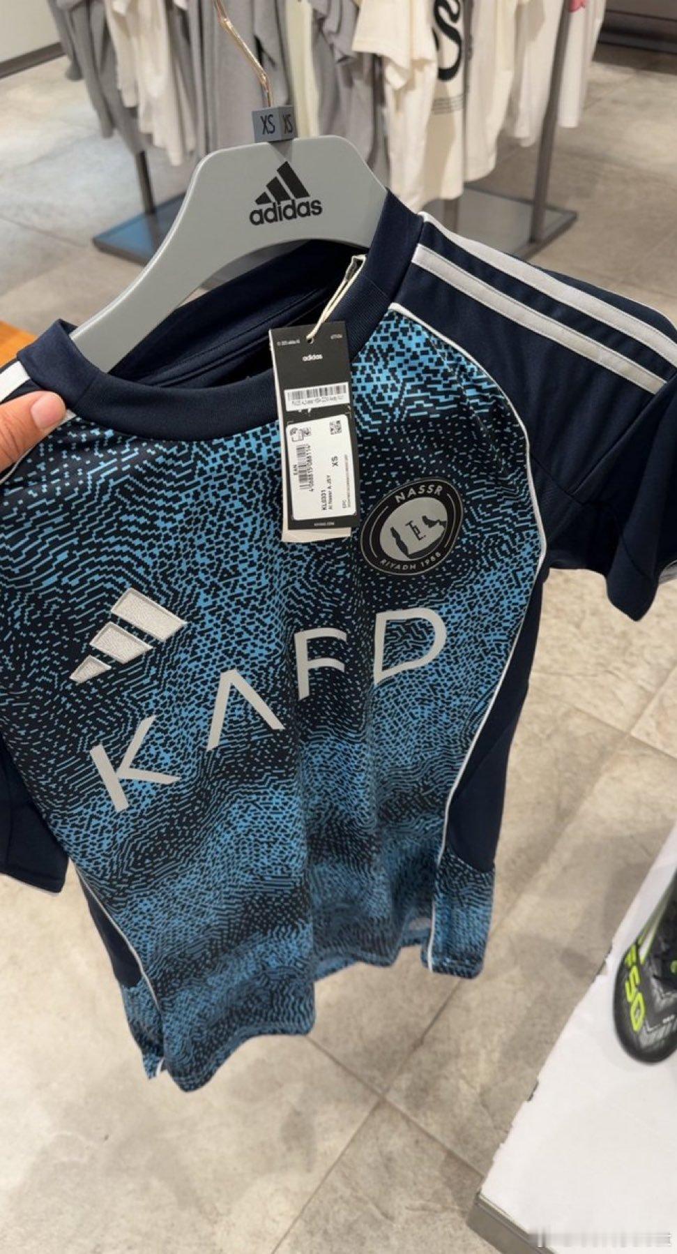 C罗[超话] 我的天呐，你们真把这么难看的衣服给做出来了，希望罗哥不要穿他。。 