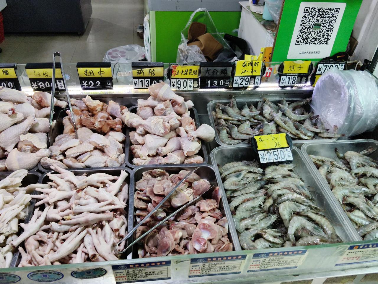 昨天去超市买菜，碰见一个阿姨兰州的菜价真的挺高的，半年他一直生活在北海她在北海买