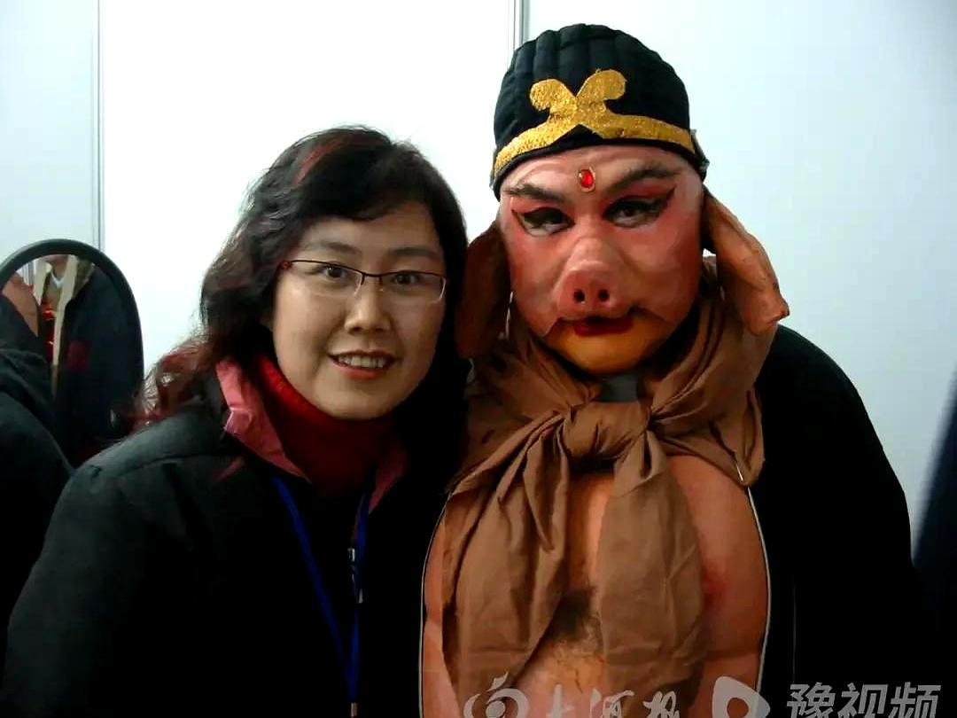 别再瞎传了！
照片里那位跟八戒合影的阿姨根本不是陈丽华本人！

人家姓卢，就是个