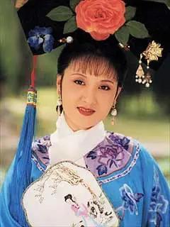 公元1722年，康熙去世。一直抱病在床的宜妃，坐着四人抬的软轿前去哭灵。谁知，竟