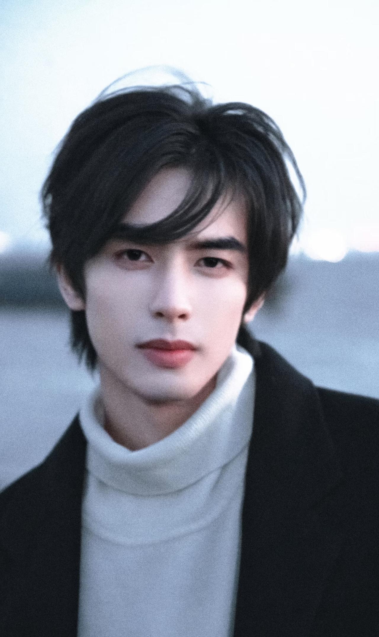 宋威龙，
这人有一个很大的问题，
不是他不够帅，也不是他不够聪明，而是他太佛系了