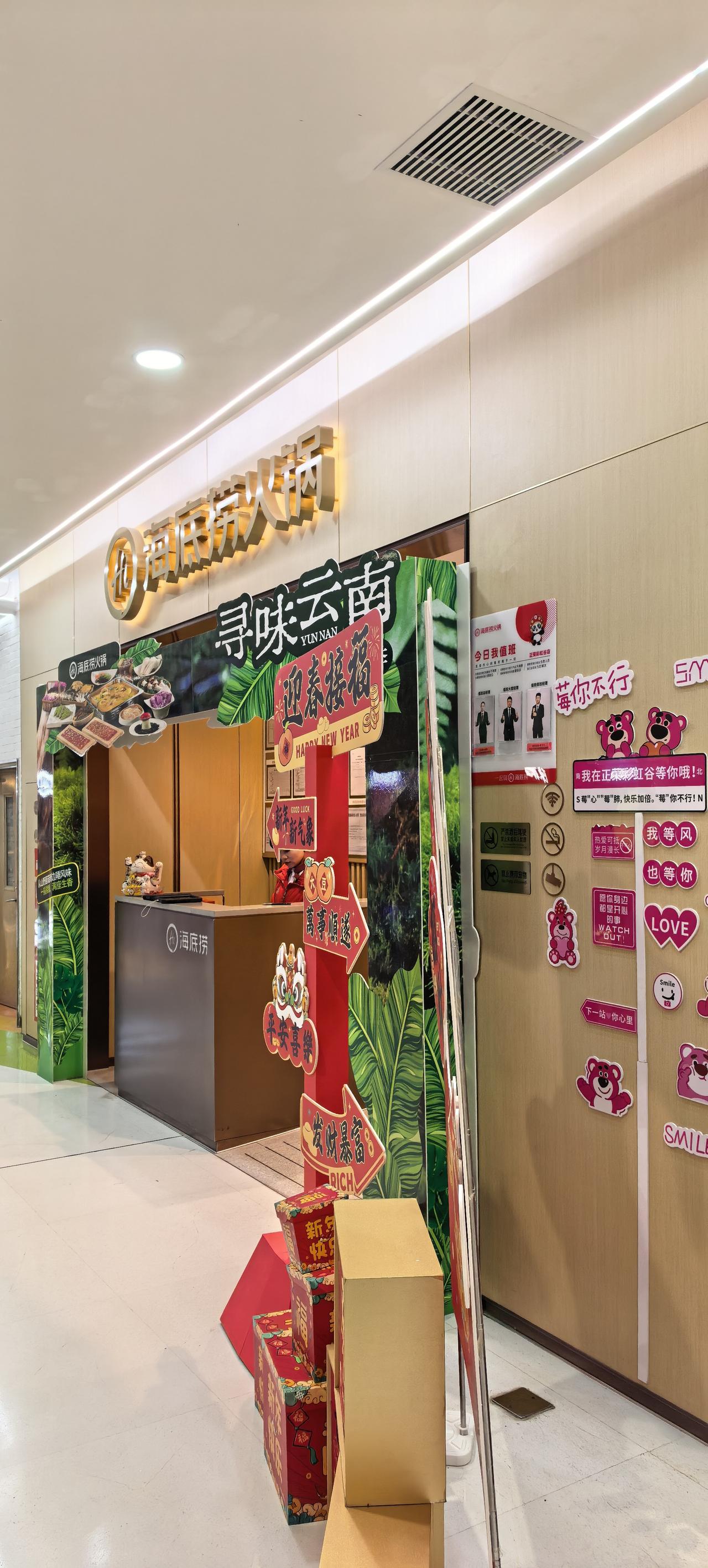 都说现在大环境不好
但是在餐饮行业似乎感受并不如此
或者说这只是大部分普通人的认