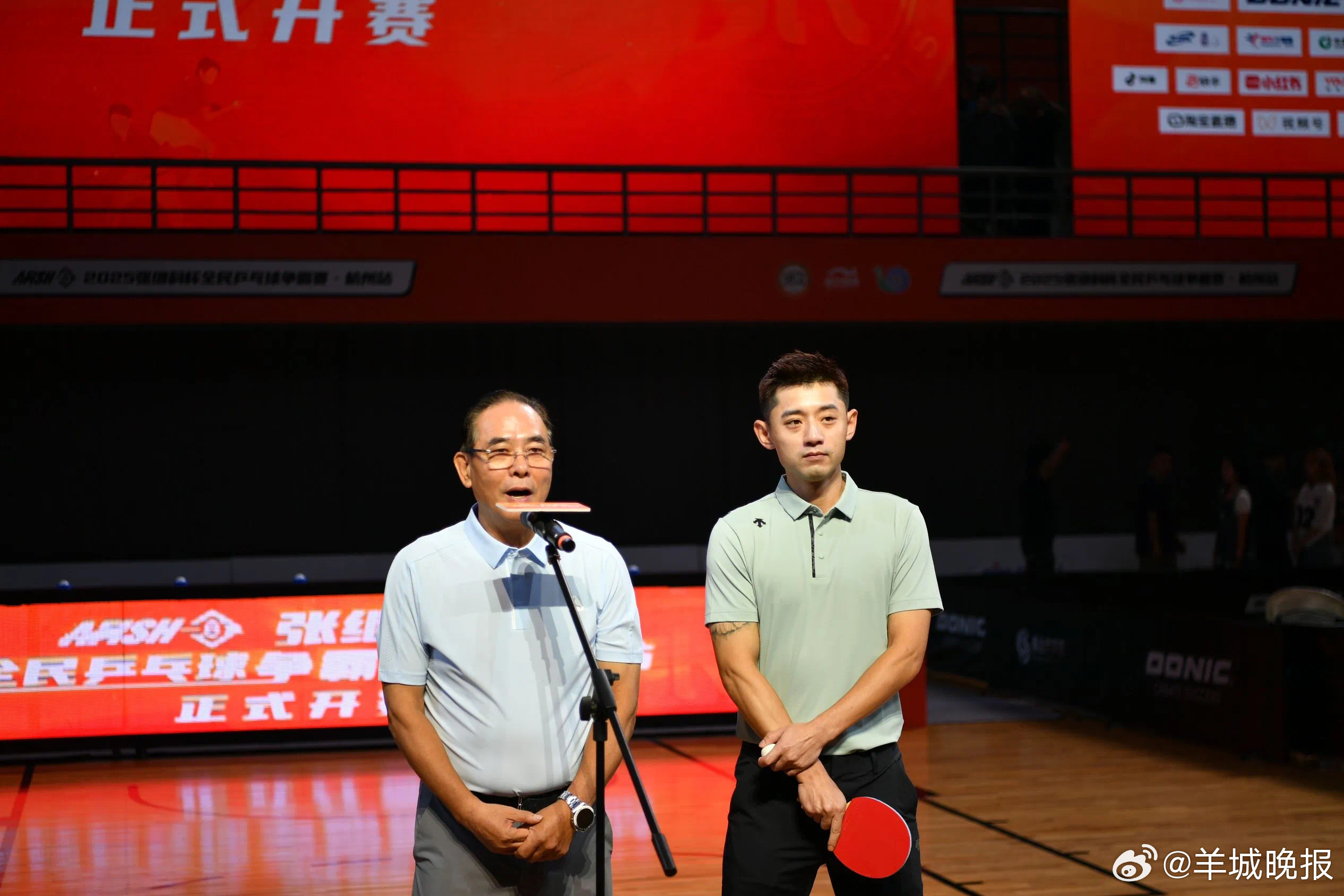 #蔡振华张继科一起开球# ​​​#张继科杯参赛人数突破1200人# 据媒体报道，
