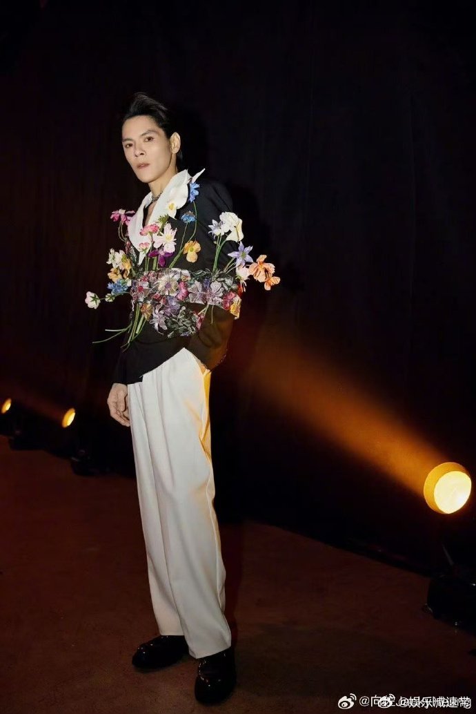 向佐向主持人道歉 向佐向道歉超真诚，“对不起100遍”尽显悔意，还期待访谈，值得