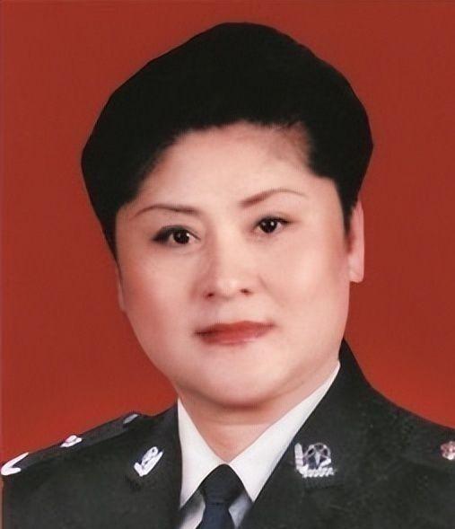 1988年，郑州火车站一姑娘被两名大汉强行塞入出租车内，就在车子一个急刹车时，姑