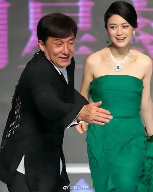 成龙身边的女士是谁，我敢说绝大多数都不认， ​​​
