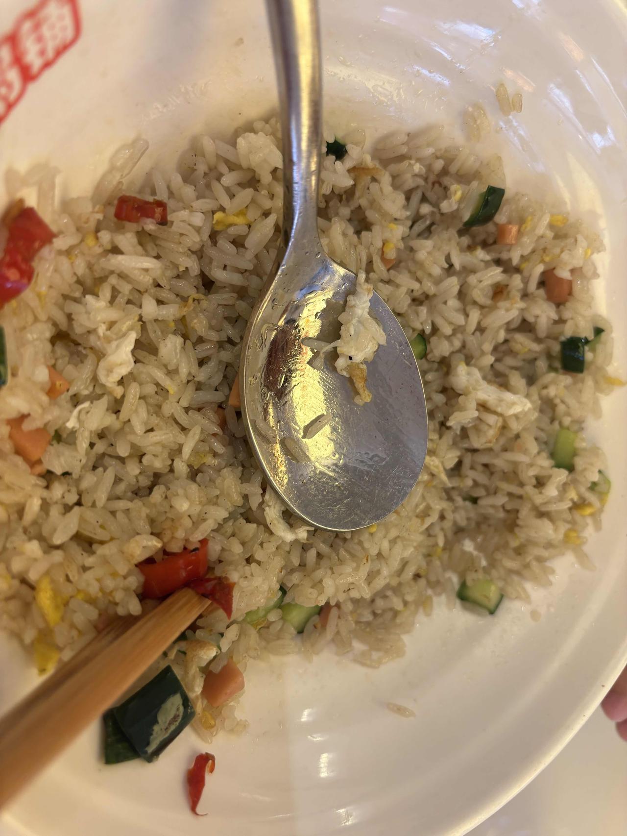 在外面吃了一份扬州炒饭
16块钱
我印象中的扬州炒饭应该是金黄的颜色
有胡萝卜玉