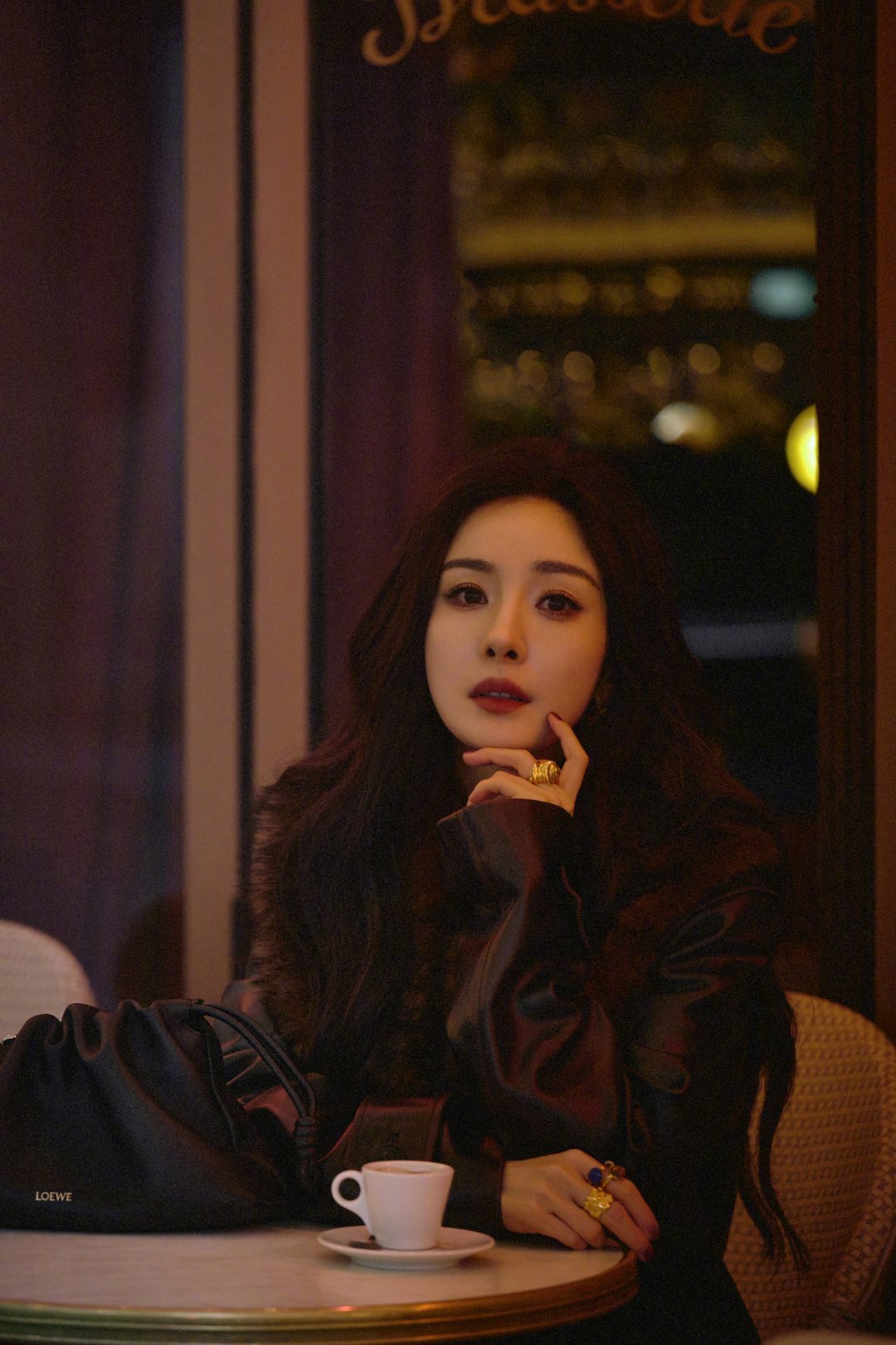 漫步巴黎街头的明艳女明星幂 ​​​
