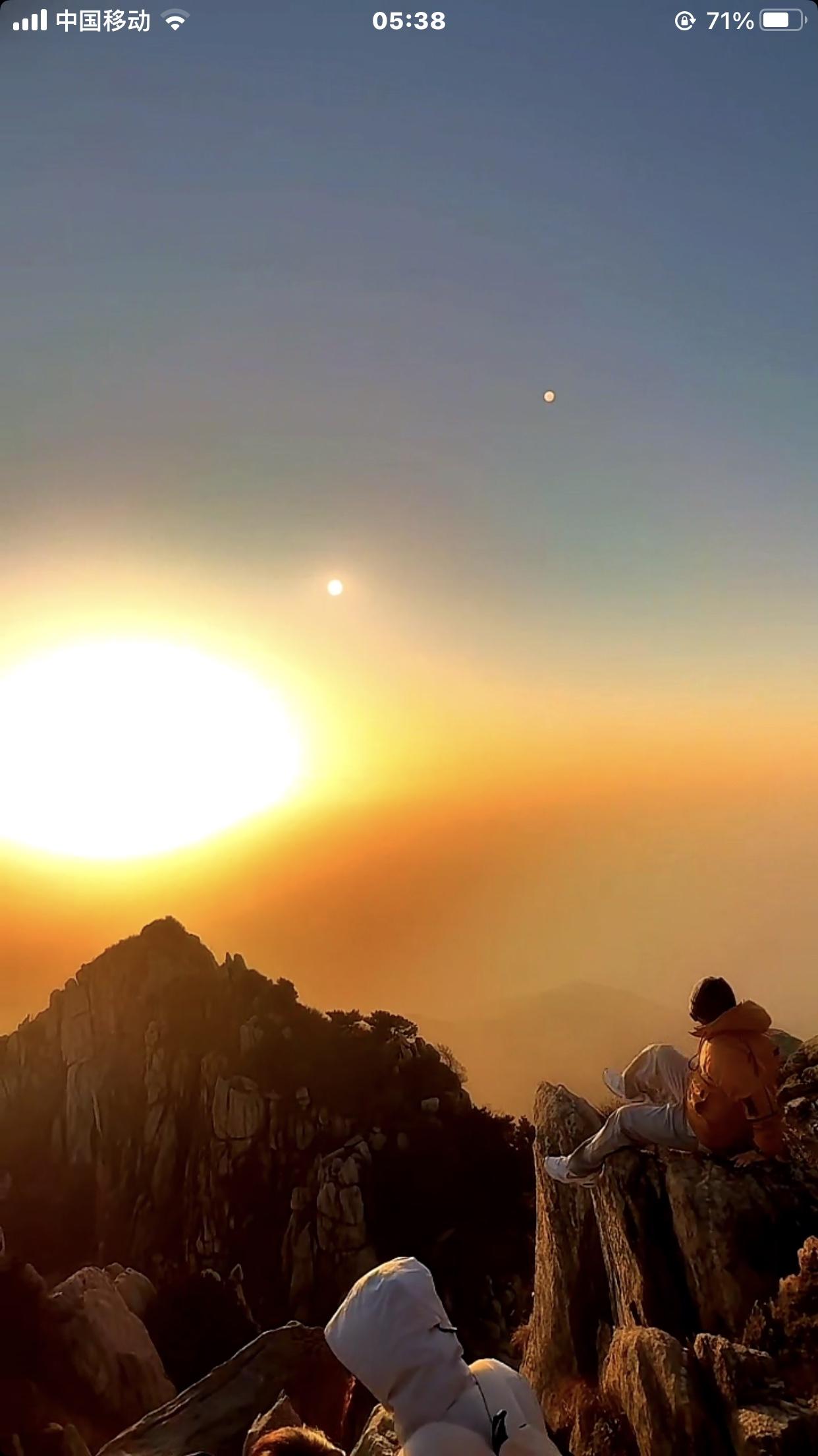 一、天象之奇：日月同辉，光影层次如诗

画面以渐变的天空为画布，从下方炽烈的金色