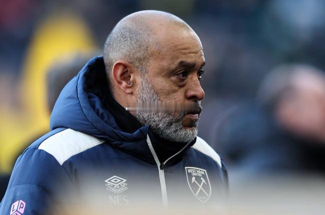 本轮英超西汉姆0-3不敌狼队，送对手英超赛季首胜。德天空消息，努诺已经处在下课边