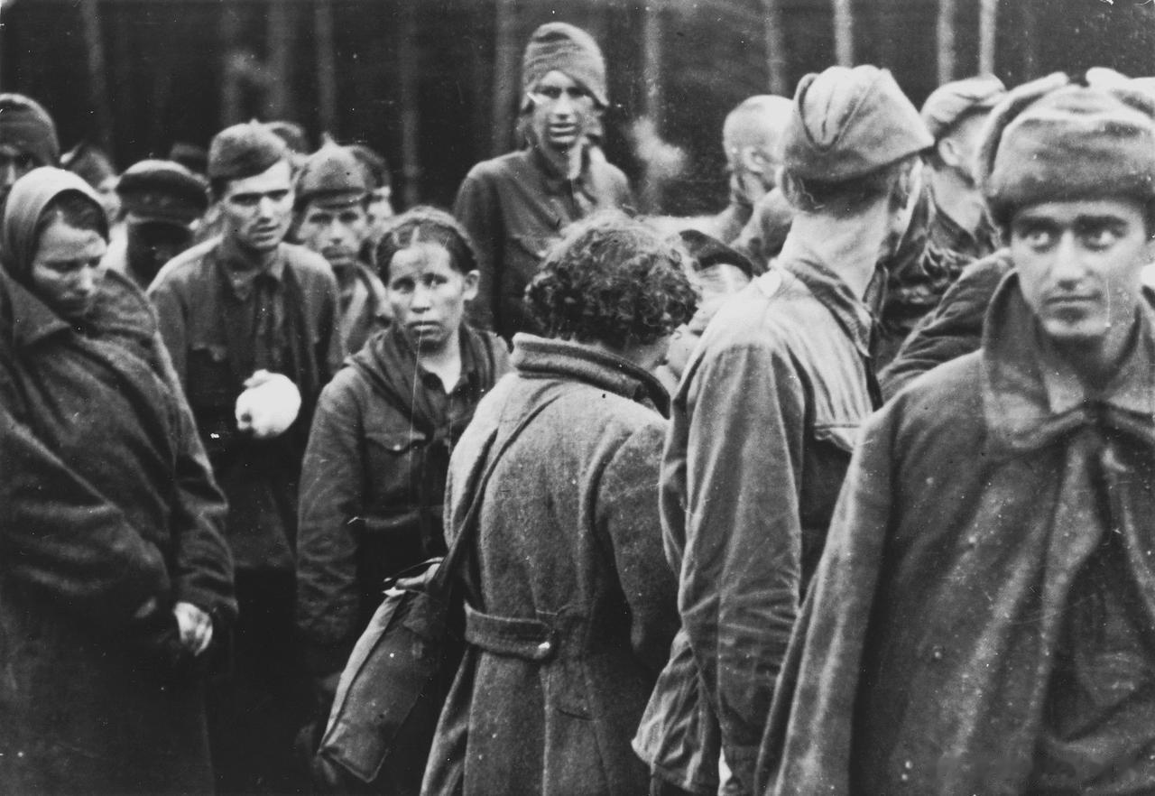 大清洗时期，内务部警卫瓦西里和尼古拉在审讯室门外抽烟闲聊。
瓦西里问尼古拉：说句