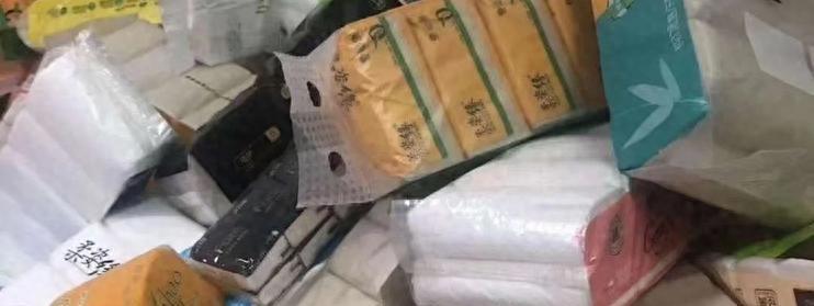 比抹布还脏！11万包毒纸巾流向餐桌，老板直言：专卖小餐馆
便宜纸巾专供小餐馆，线