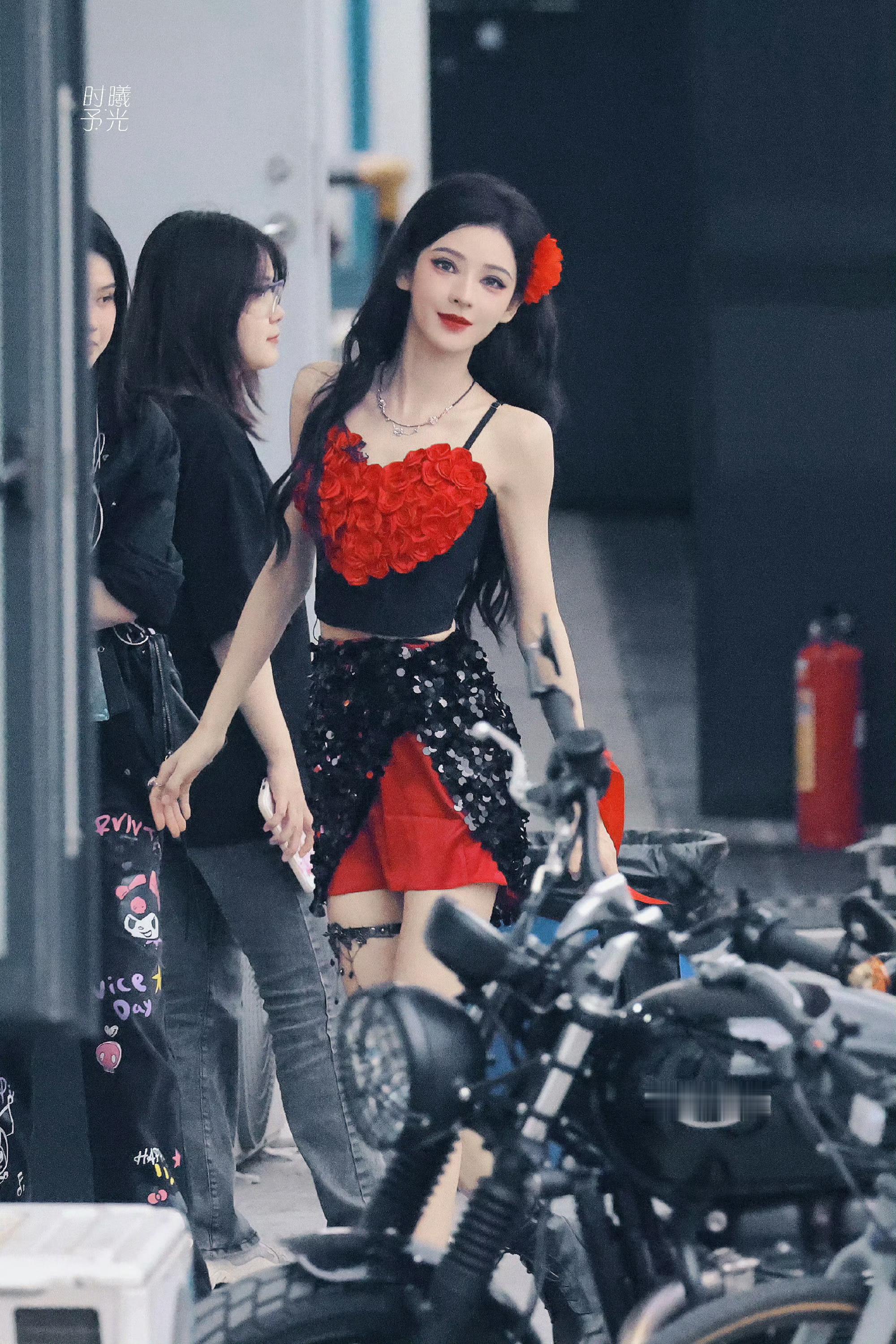 #张予曦三公造型曝光# 张予曦真的太适合红色了[送花花]发间和胸前的玫瑰交相辉映