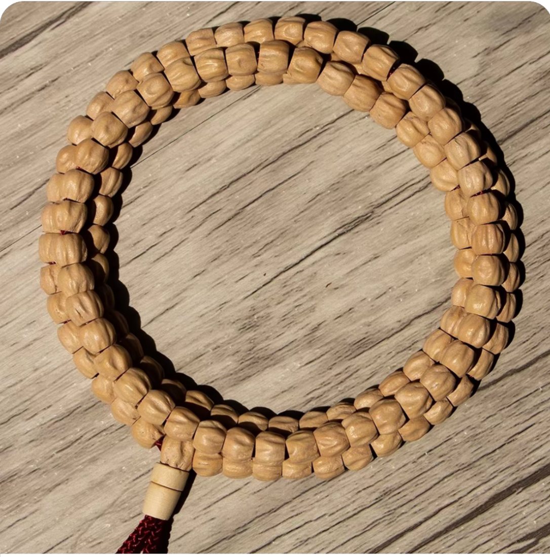 昨晚半夜买了个百香籽串，两天后到了就开始盘它！不求能盘出多好的状态，只是想慢慢享