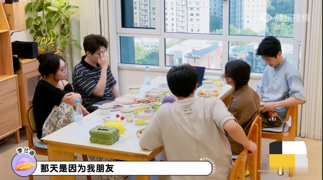 李兰迪在节目中解释之前热搜还价的事情，她说“那天是因为我朋友，她很想要买衣服，正