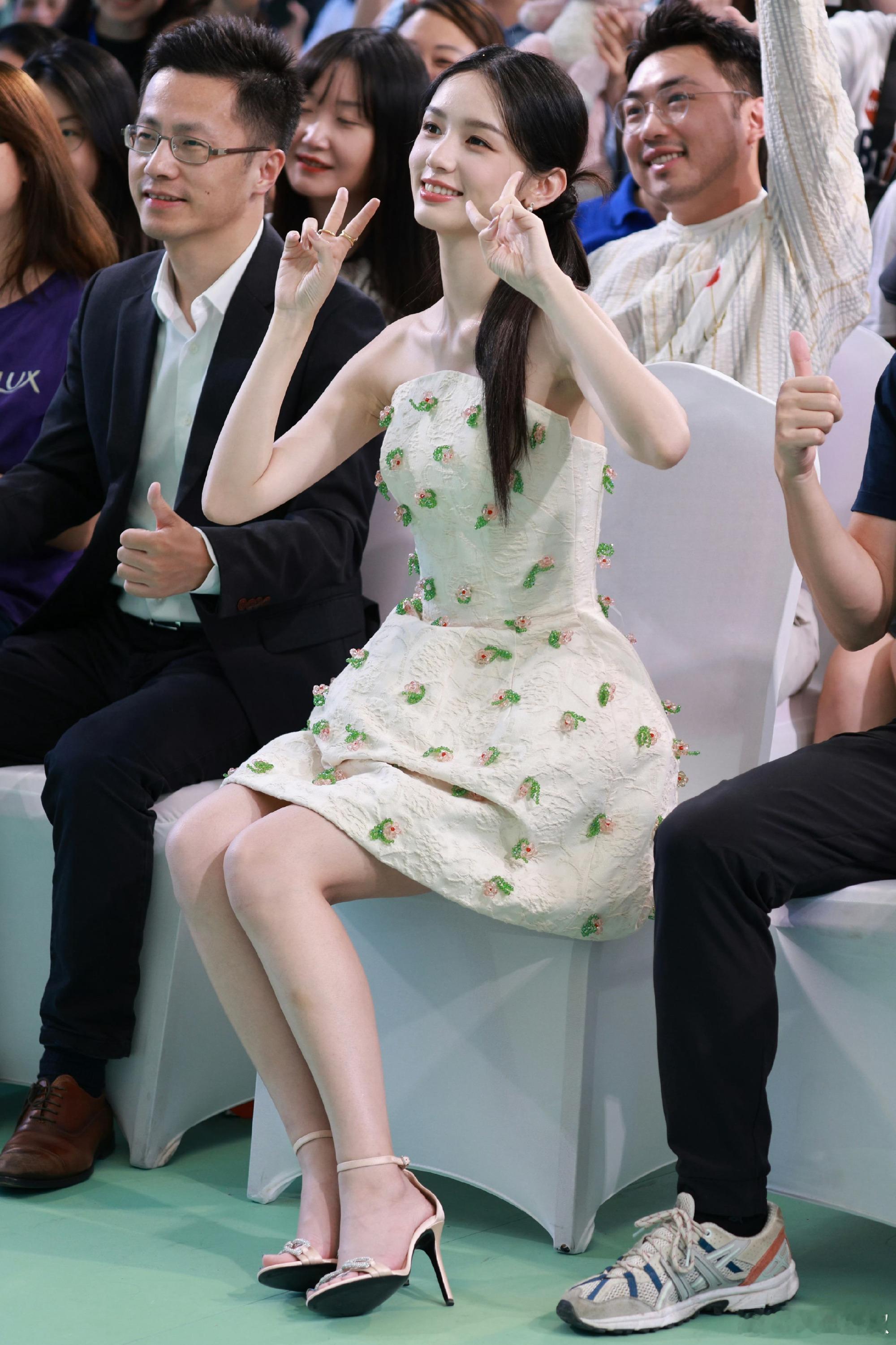 曝周也恋情 周也双马尾 