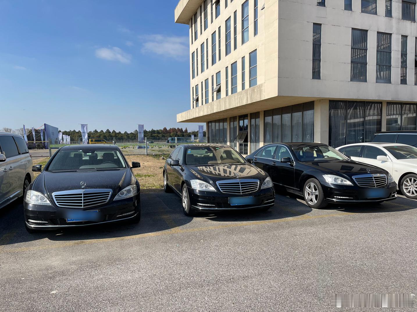 来苏州一个直升机场参加活动，三辆221停在一起，应该是机场的接待车，还是很有气势