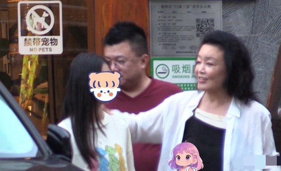张兰尴尬了，本想和孙女小玥儿套近乎，无奈孙女对她不理不睬，给人感觉不太熟[我想静