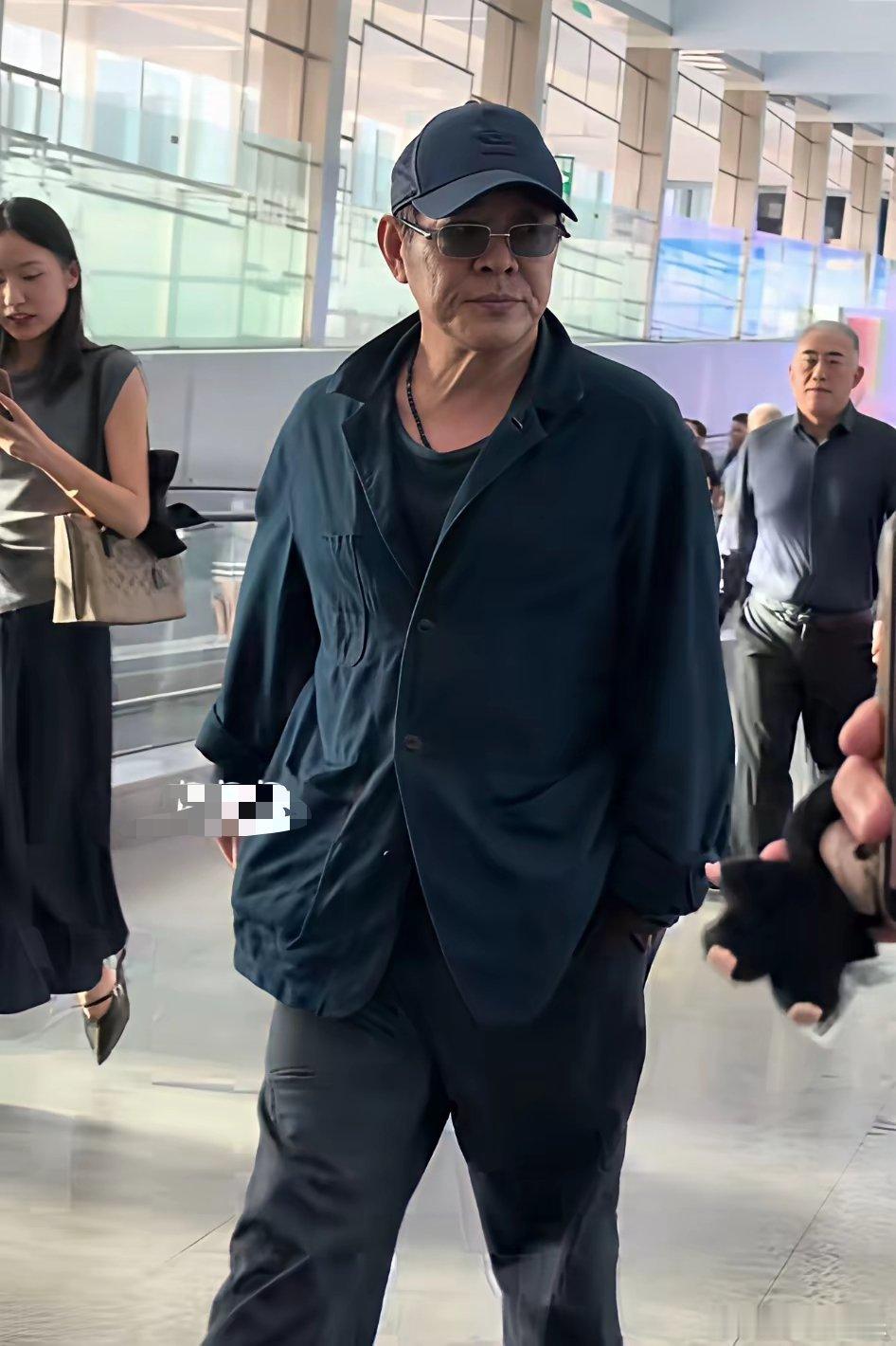 李连杰竟然出院了，健步如飞，身边依然不见利智及其儿女的身影似倒非倒，是手术，恢复