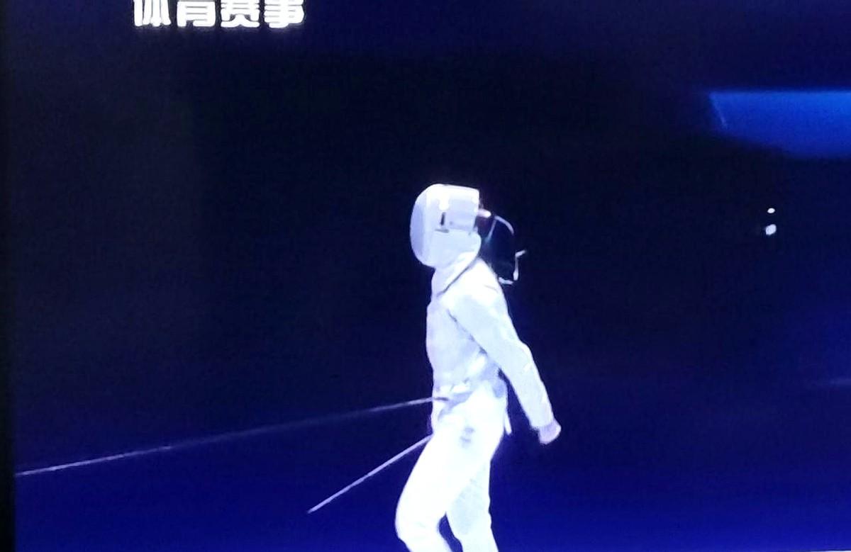 我还以为击剑那绳子是怕打上头。

之前看女子击剑比赛，特好奇选手后腰为啥都系着根