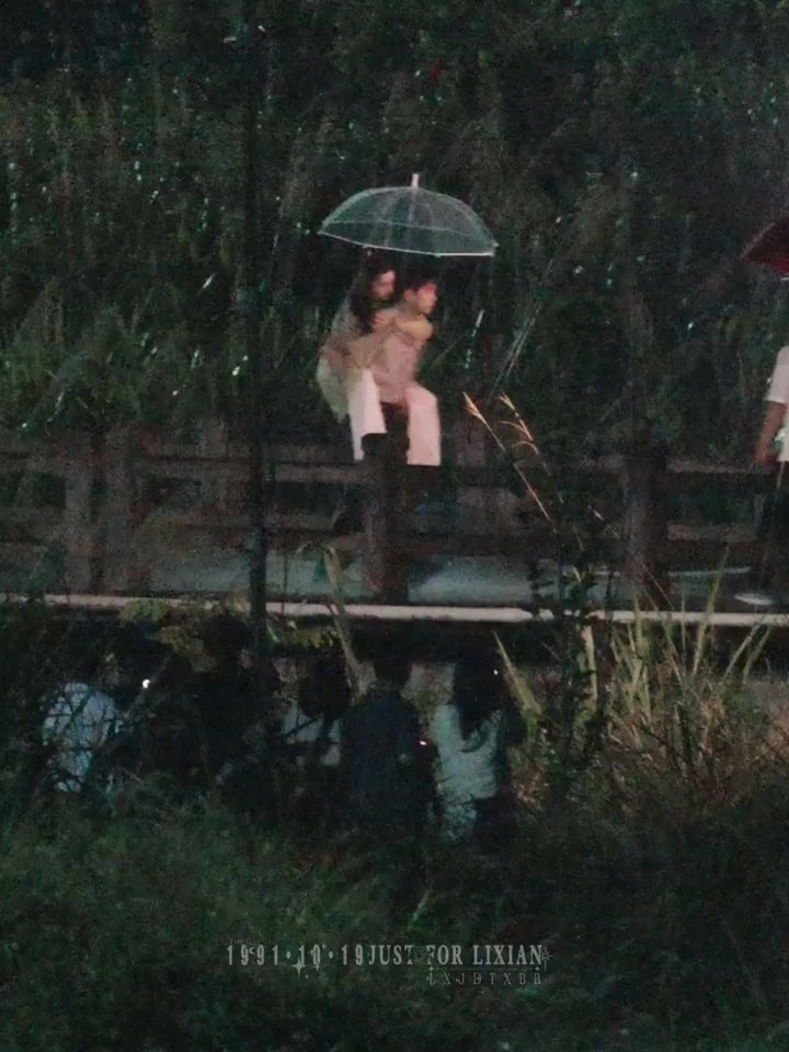 「带我走，到遥远的以后。」雨夜，两人，一伞，这一刻孟弗渊的后背与臂膀是清雾最温暖