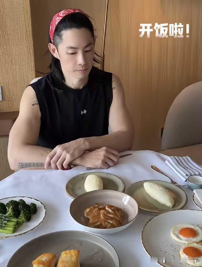 吴建豪这吃的是什么，看起来寡淡无味，真的不像有钱人的食品。