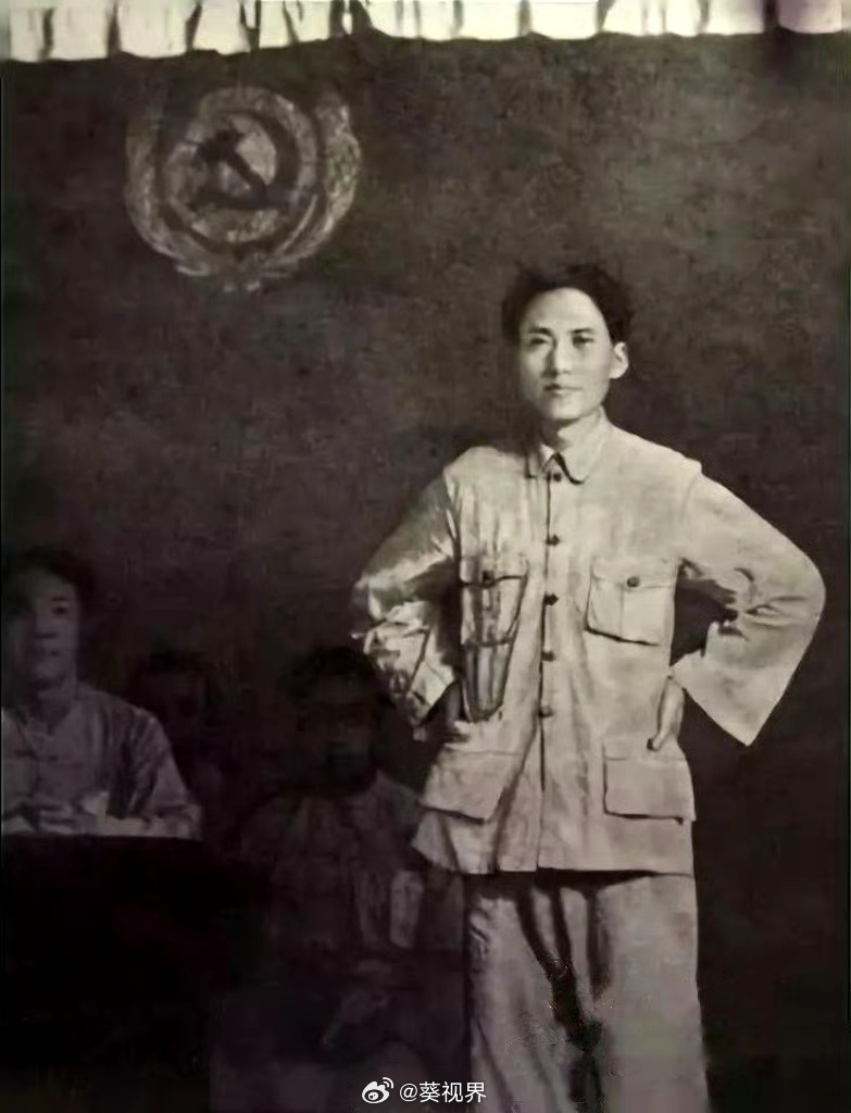 图1，1933年教员在江西八县贫农团代表会议上。图2，1934年在瑞金与警卫员，
