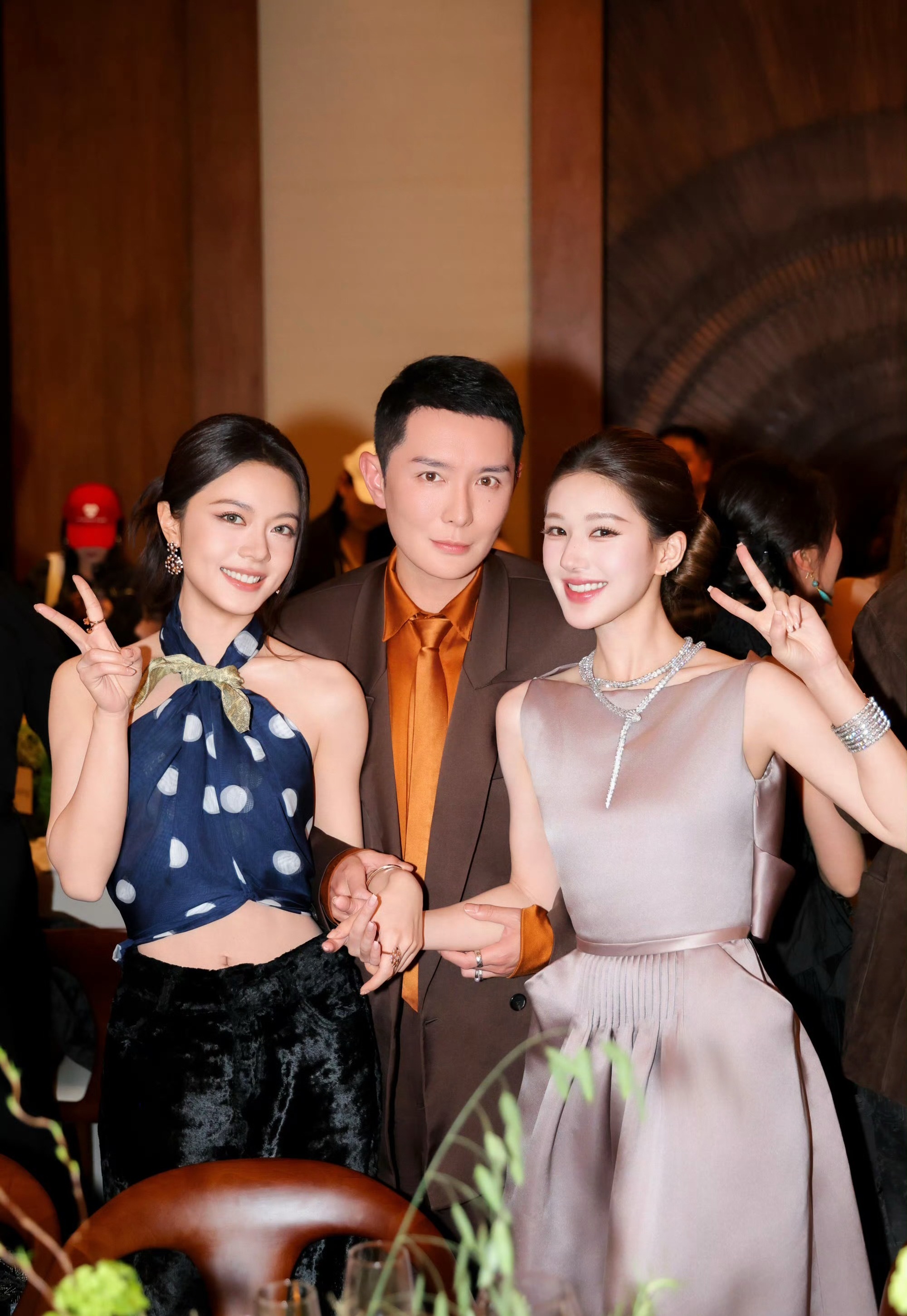 赵今麦、赵露思和刘冲昨日VOGUE晚宴合影，好闪耀🥂✨ 