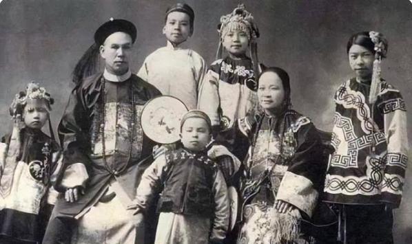 1880年一个深夜，浙江巡抚谭钟麟睡得正香，朦胧中听到女人痛苦的喊叫声，这是他的