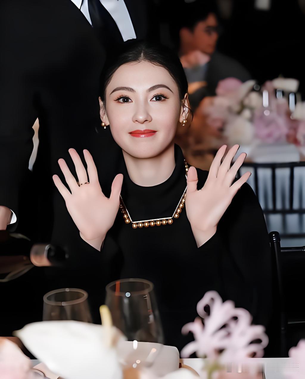 张柏芝近日亮相CCTV6《中国电影报道》，一袭黑衣神态从容。她主动为周星驰新片《