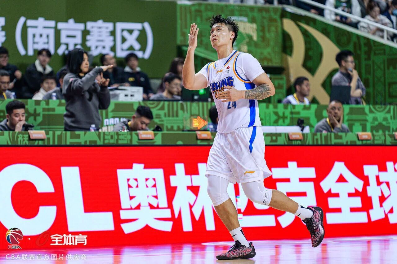 赵睿最近五轮比赛场均20.4分3.6篮板6.4助攻1.0抢断，期间场均4.4次三