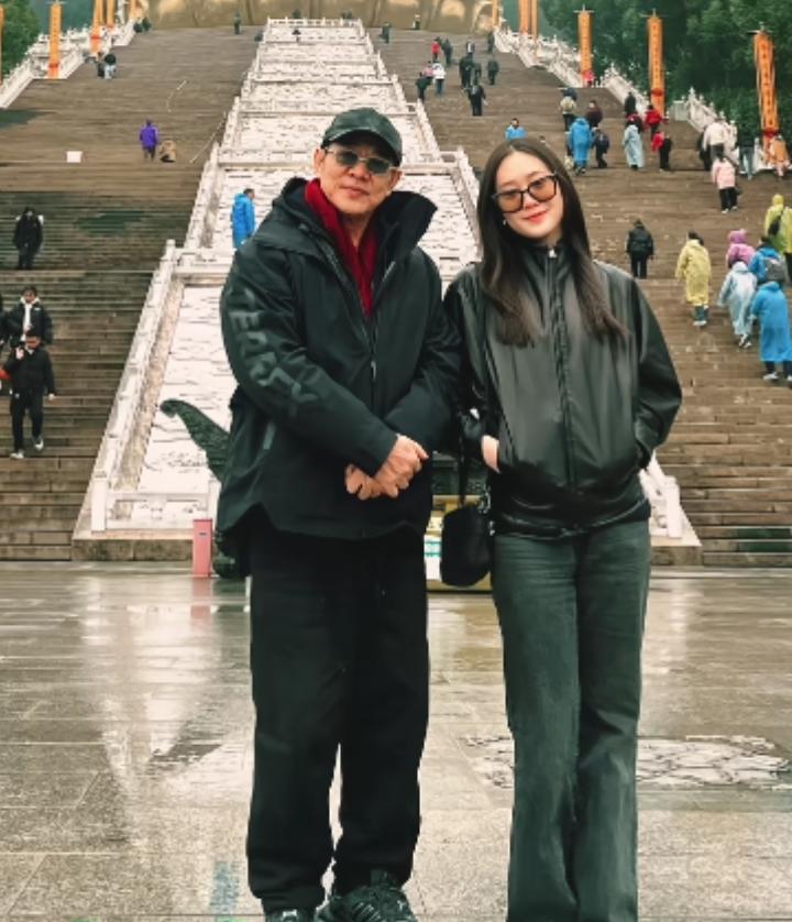 李连杰和女儿在九华山游玩时的老照片，你知道是哪个女儿吗。李连杰的感情经历确实充满