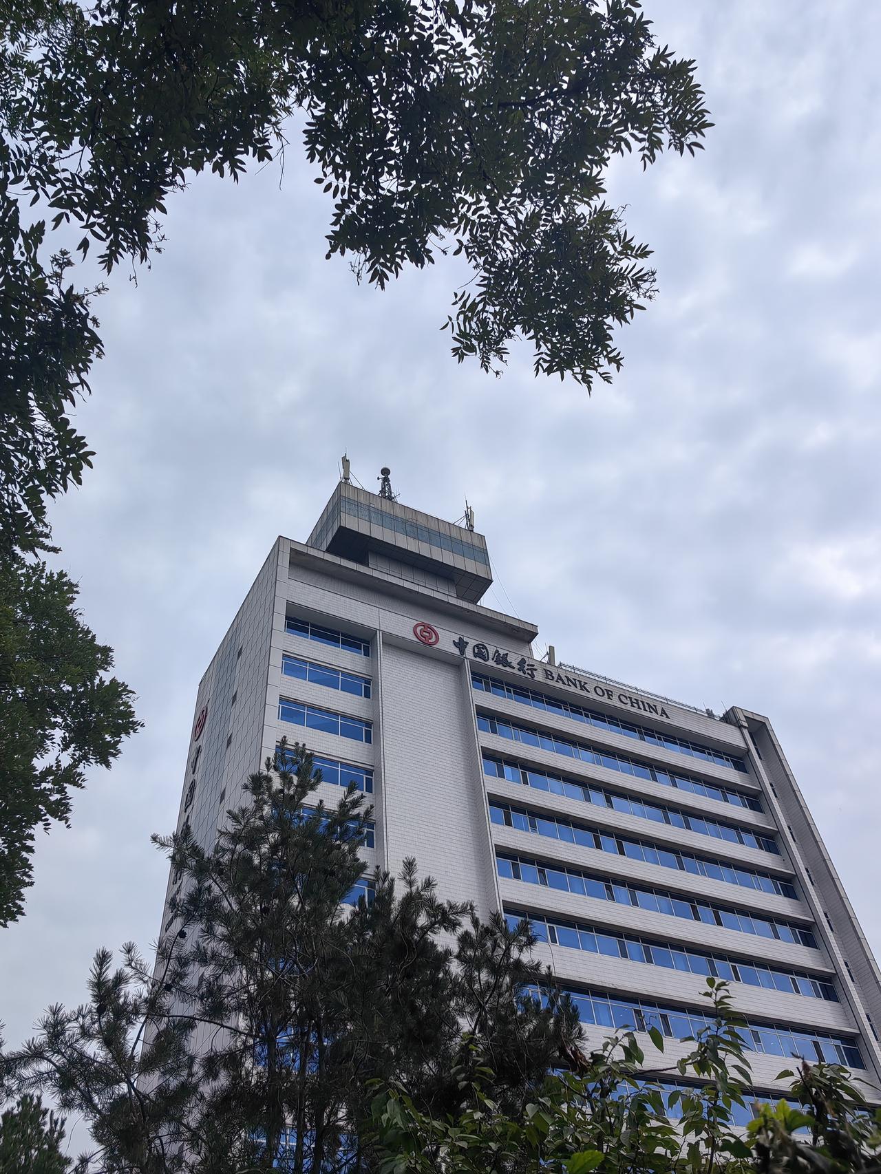 九一八这天，上午十点，防空警报准时响起。说来也有些诧异，先前还晴朗的天色霎时间乌