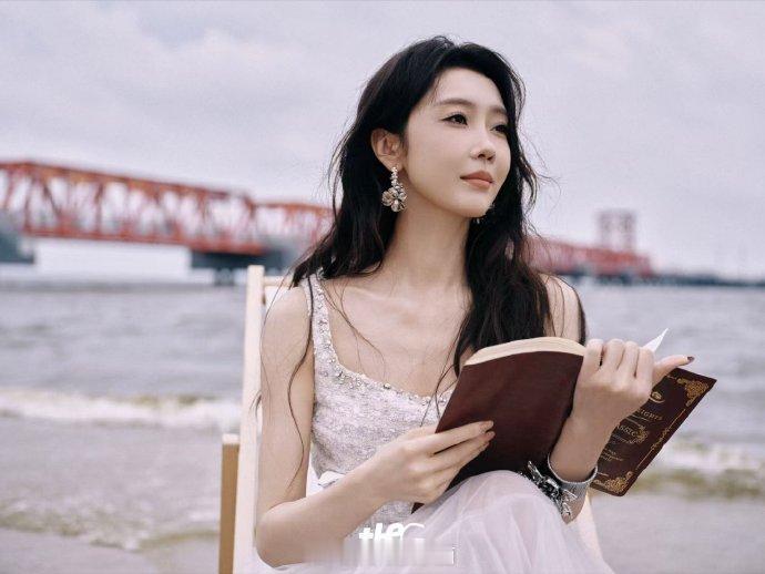 宣璐海畔氛围感绝了 宣璐海边写真绝了，海天一色间尽显温柔。发丝随风轻扬，裙摆随浪