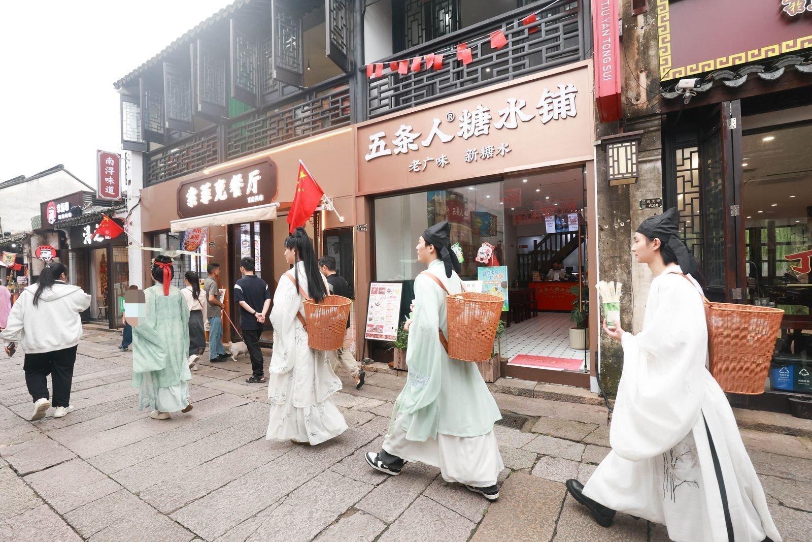 #国庆假期第一批受益者出现了#国庆在浙江南浔古镇旅游的人不仅可以试尝免费奶茶，还