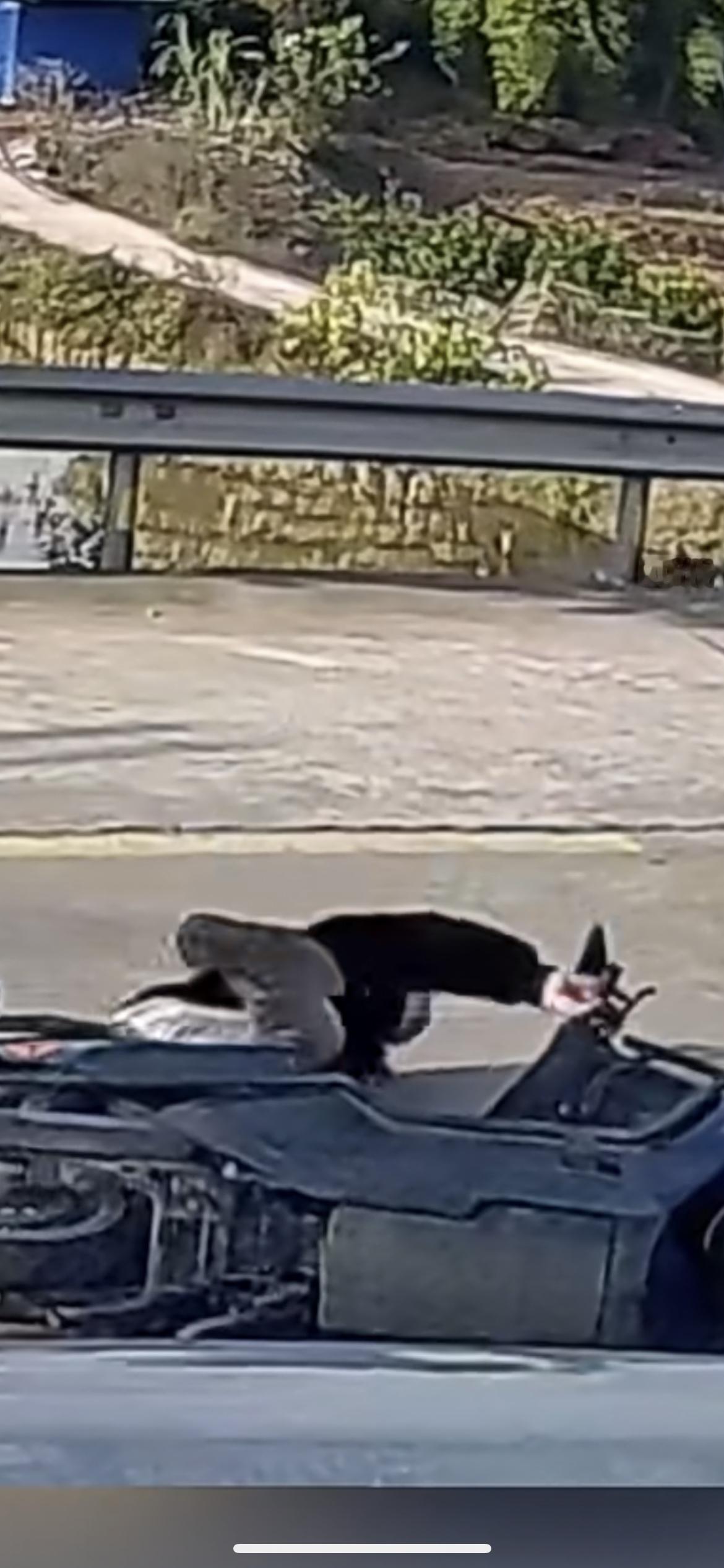 1月4日四川，女子开车正常行驶在农村道路上，一男子看见后果断骑车过来“碰瓷”，还