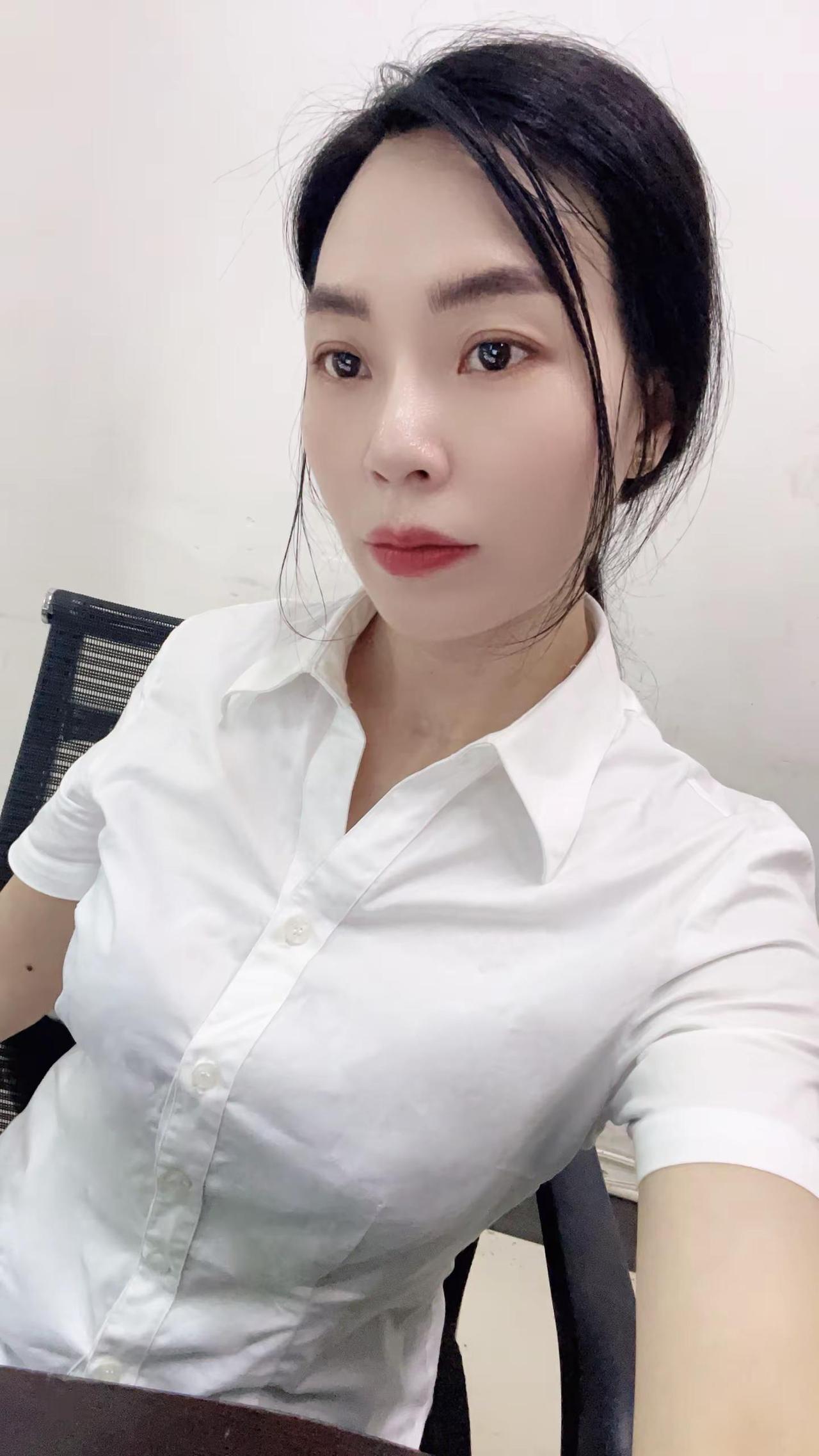 女人不用太漂亮，板板正正就够了～女人 拿捏秋日的轻盈感